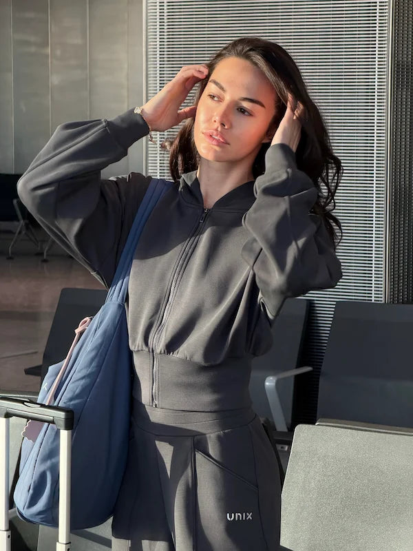 Women black hoodie athleisure outfit casual sporty look - UNIX | هودي نسائي أسود بإطلالة كاجوال رياضية مريحة للاستخدام اليومي