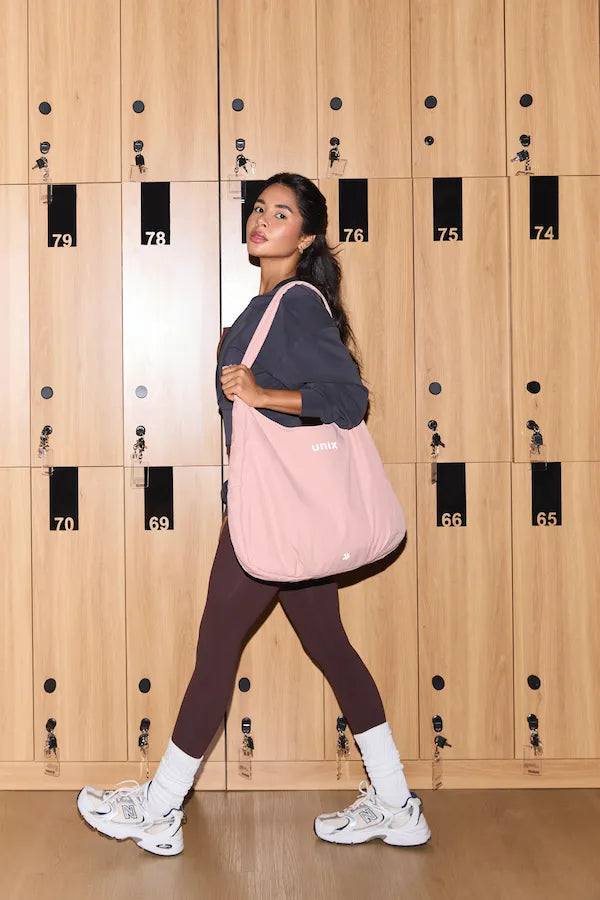 Women activewear outfit in gym locker room casual sporty style - UNIX | إطلالة رياضية نسائية داخل غرفة الجيم ستايل عملي وأنيق للحياة اليومية