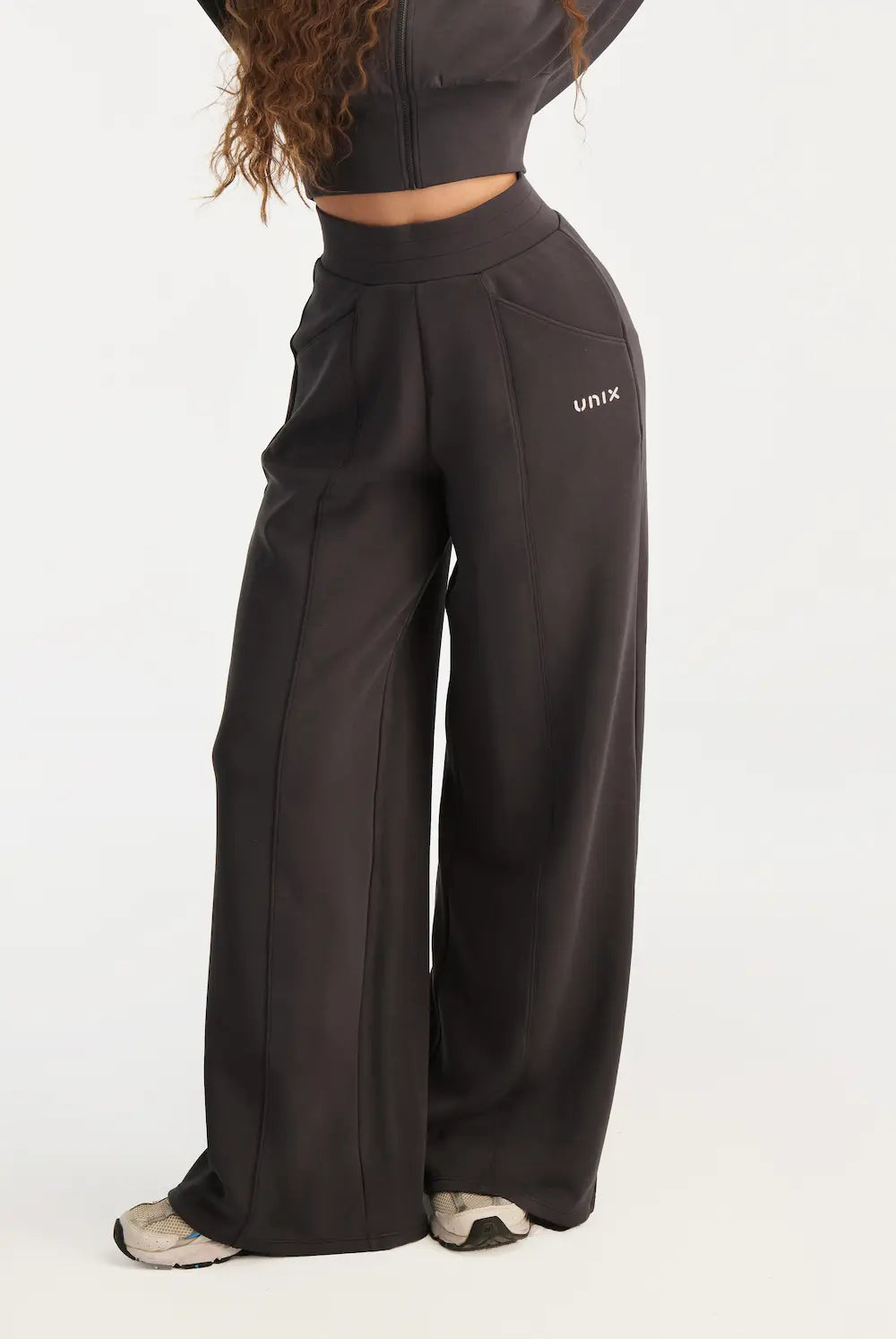 Women black wide leg pants front view minimal activewear look - UNIX | بنطلون نسائي أسود واسع بإطلالة أمامية بسيطة وعصرية للرياضة والحياة اليومية