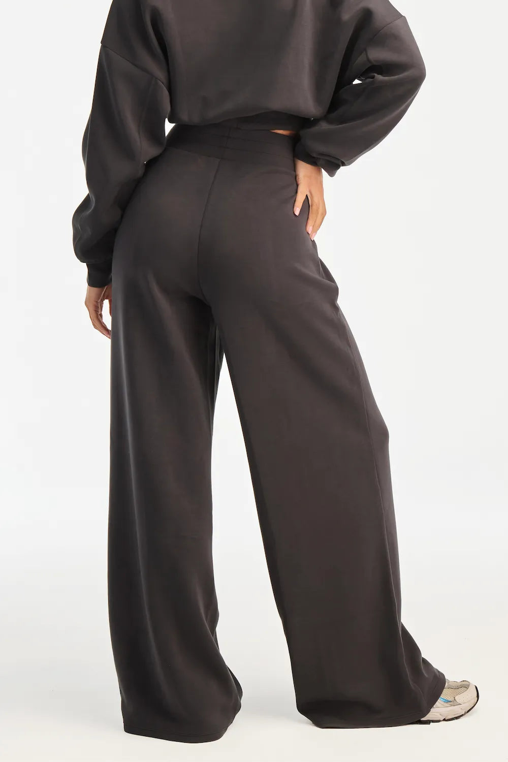 Women sculpting black training pants back view shaping fit - UNIX | بنطلون رياضي نسائي أسود من الخلف تصميم يبرز القوام ويوفر دعم وثبات أثناء الحركة