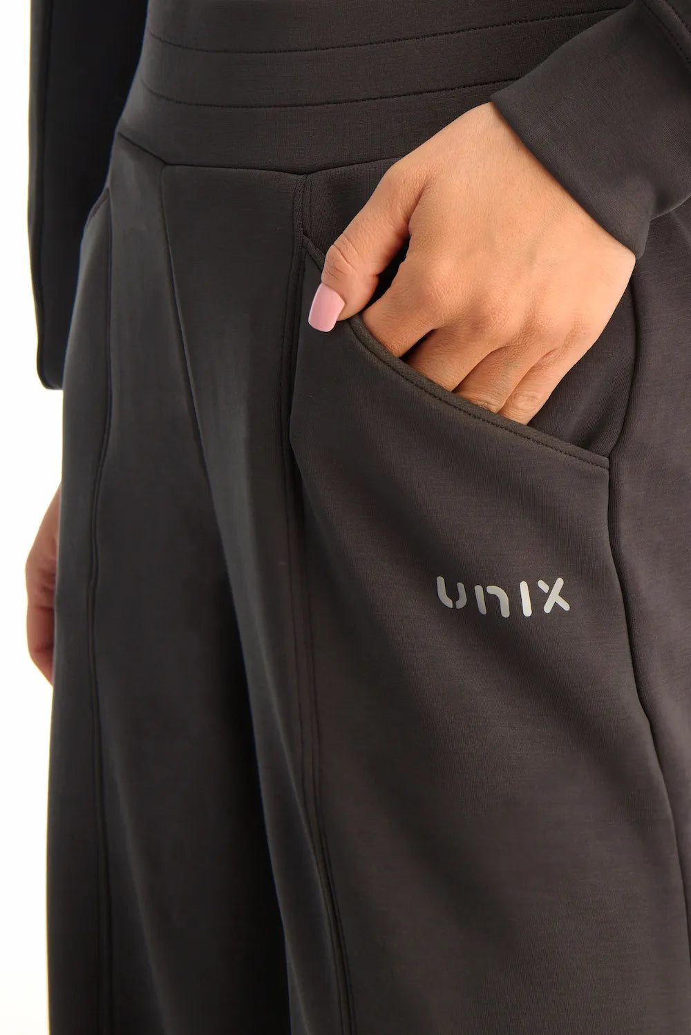 Women black pants pocket detail close up functional design - UNIX | تفصيلة الجيب في بنطلون نسائي أسود تصميم عملي يجمع بين الأناقة والراحة