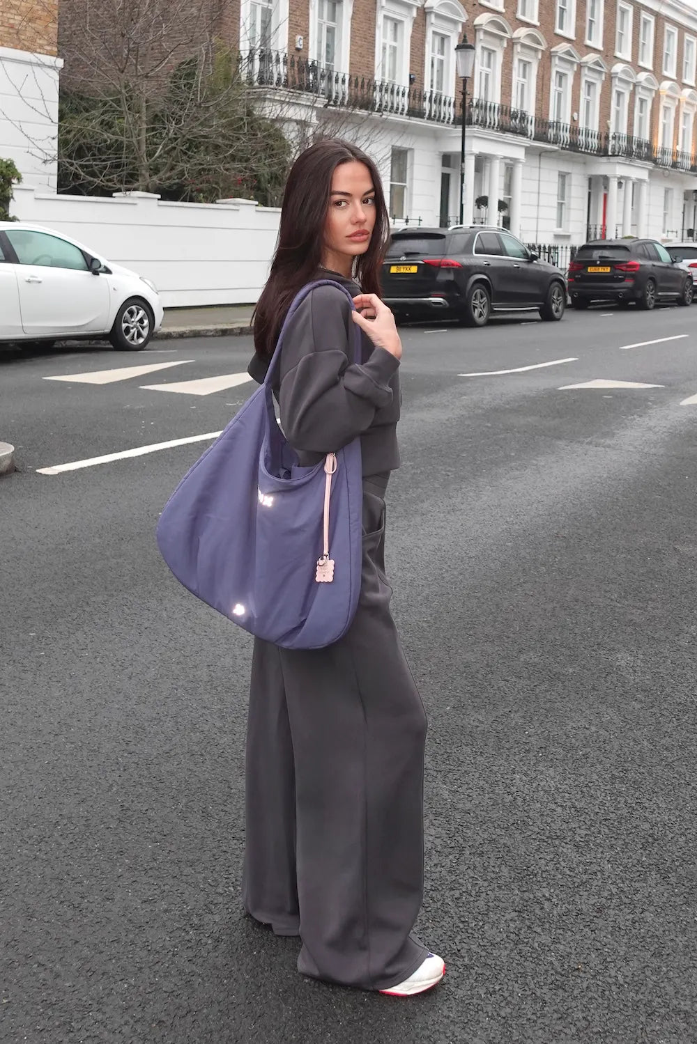 Women casual street style activewear outfit relaxed everyday look - UNIX | إطلالة نسائية كاجوال رياضية في الشارع مريحة ومناسبة للاستخدام اليومي